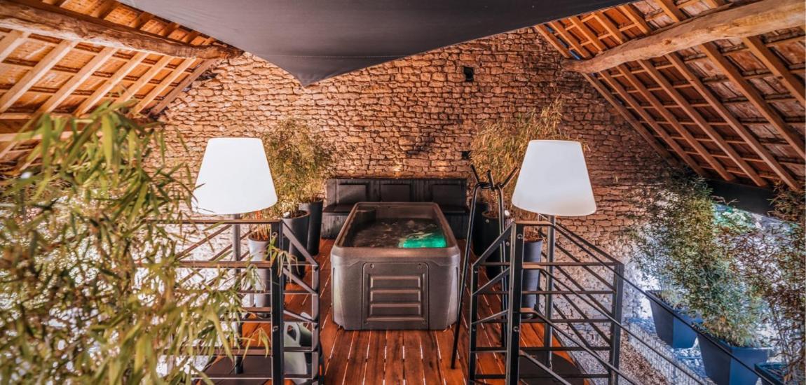 Le Studio Des Pres Verts Suite Design Avec Jacuzzi Privatif Jouey 外观 照片
